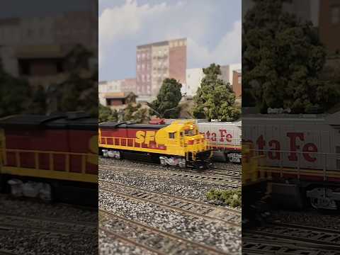 ATSF meets at a junction #funrun #modeltrains #railfun #hoscale #sanantonio #amre #ttm #atsf