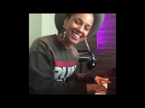 Alicia Keys - Singing A Beautiful Cover Of Prince On His Birthday