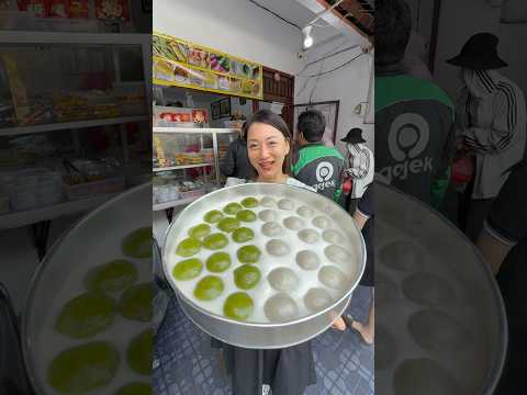 Blusukan nyari kue viral dan ternyata rame banget dari hari pertama! 😍🍰 Wajib coba sebelum kehabisan!