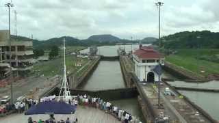 preview picture of video 'Cruise ship in the Miraflores Locks, Panama Canal (Time Lapse)'