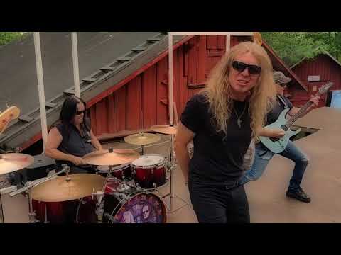 MegaSnake - Don´t (Official music video)