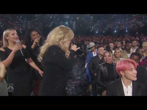 OMG Listen and see BTS during the opening of BBMA with Kelly Clarkson