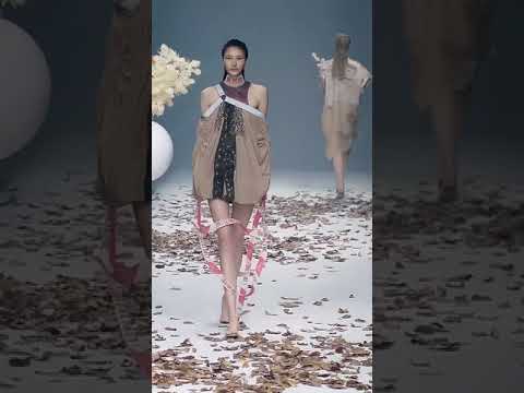美术学院学生作品发布秀2时尚百万新星计划模特走秀秀场大学生美院美女颜值大长腿