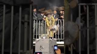 הרה"צ אלימלך בידרמן מברך את מוטי בבציק, רמ"ט שר השיכון, שטיפל בכל האישורים לאירוע
