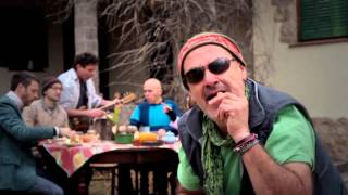Escondido Bajo el Brazo Music Video