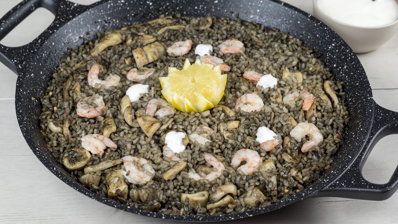 Arroz negro con calamares y gambas