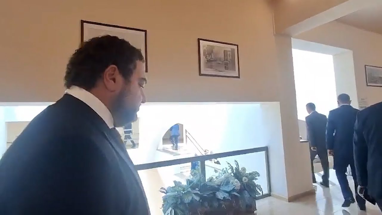 Ավանի թաղապետը գլխիկոր հեռացավ՝ հոր ունեցվածքի վերաբերյալ հարցը լսելով