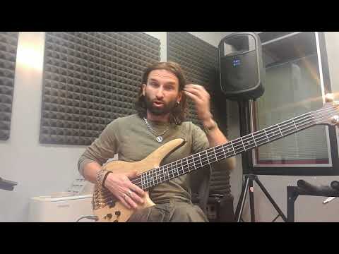 Lezioni di basso in pillole. Un approccio interessante per gestire gli accordi