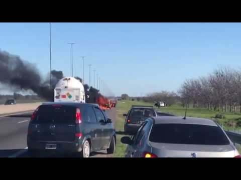 www.radiofmq.com Incendio auto Au La Plata - Buenos Aires