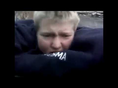 Денчик слазит