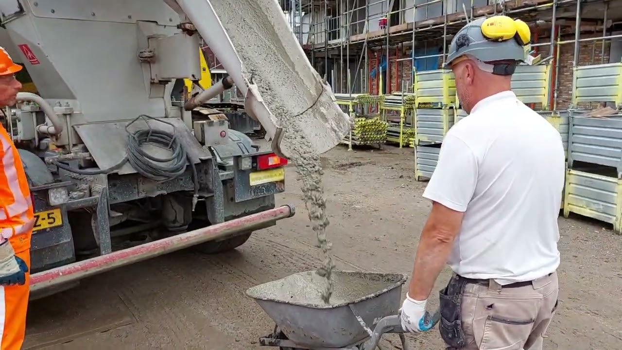 Betonmortel afleveren in een kruiwagen