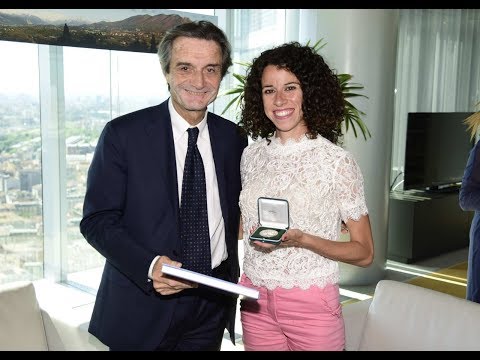 Il presidente Attilio Fontana premia Eleonora Anna Giorgi