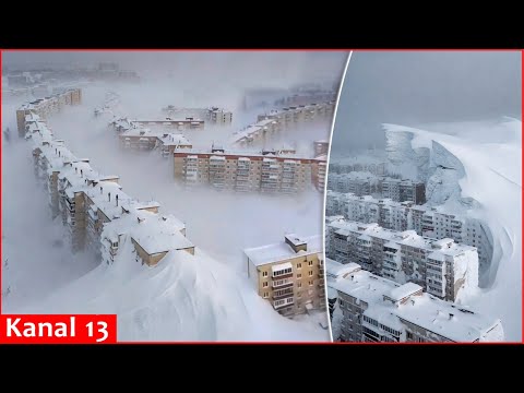 Gebäude unter Schnee: Der heftigste Schneesturm seit 130 Jahren führte in Kamtschatka, Russland, ...