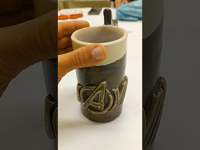 Vídeo relacionado con TAZA CERAMICA SB 325 ML EN CAJA AVENGERS IRONMAN FLYING STAR