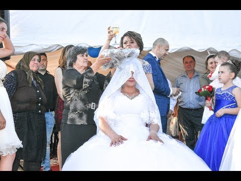 05 TRADITII  -  Turta miresei in fata cortului - Nunta Live!