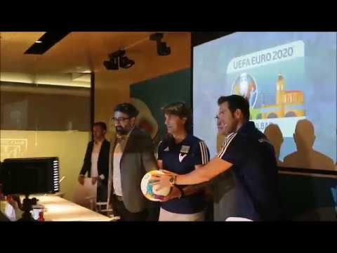 Julen Guerrero y Carlos Marchena Posan en la Presentación de la Eurocopa en Bilbao Julen Guerrero y Carlos Marchena Posan en la Presentación de la Eurocopa en Bilbao