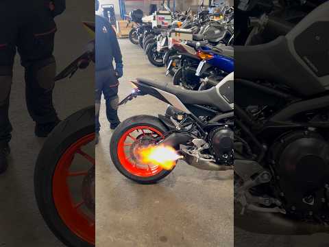 Crazy backfire Yamaha MT09 akrapovic 😍2019 yamaha mt09 akrapovic exhaust 👌￼￼