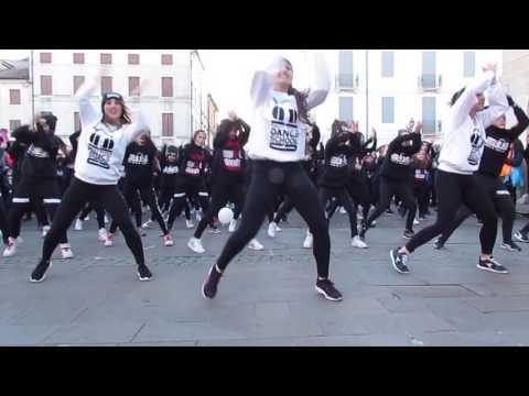 FLASH MOB SWEET DEVILS SCHOOL 4 DYNAMO CAMP 2016/17