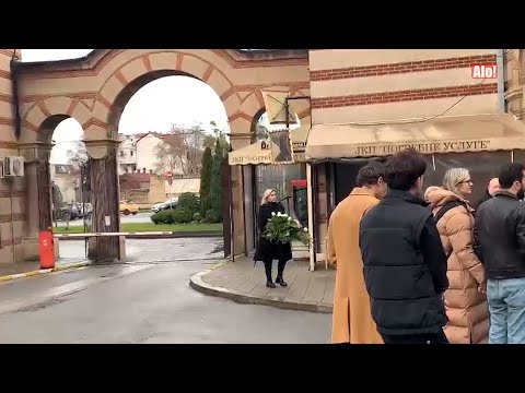 Ana Kokić u crnini i sa velikom suzom od belih ruža i gerbera na sahrani Milana Laće Radulovića