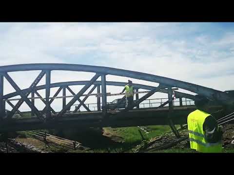 Podul de la Crasna a "expirat", a venit CNAIR si l-a dãrâmat