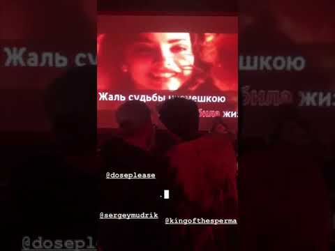 бель караоке на русском. пение в компании. пение в караоке. мужчина поет. де пари караоке.