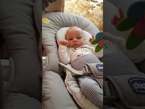 Carlos-Luis la o luna,bebele nostru in noul lui balansoar!  😍😍😍