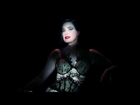 Η Dita Von Teese [Ντίτα Φον Τηζ] στην παράσταση στριπτήζ Undress To Kill, στο καμπαρέ Crazy Horse, Παρίσι, Μάρτιος 2017. Σε σκηνοθεσία Ali Mahdavi [Αλί Μαχντάβι] και μουσική Sébastien Tellier [Σεμπαστιέν Τελιέ], η παράσταση αντικατέστησε την απέκδυση με φωτεινές προβολές του τεχνικού στούντιο D/Labs, μετασχηματίζοντας τη δραματουργία του στριπτήζ σε οπτική φαντασμαγορία σωματικής αποκάλυψης.