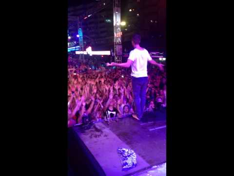 Eddie Halliwell stage dive - BCM Square Mallorca - 17.07.013