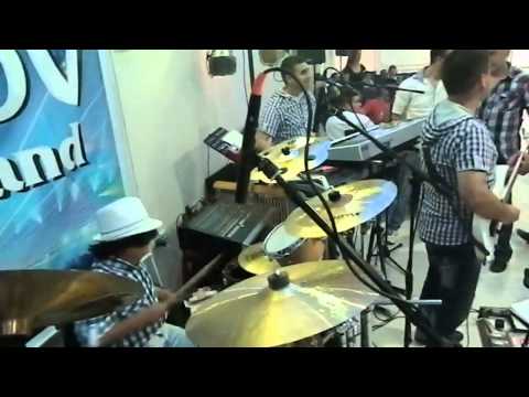 IZAZOV BAND mali svira bubnjeve ubija