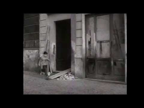 Totò e Marcellino, spezzone di film dove c'è mio padre che raccoglie una lampada rotta.