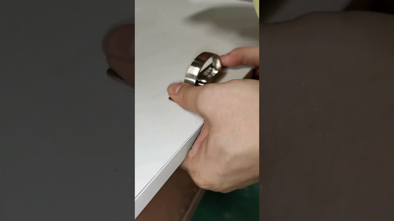 ヒンジの穴を開ける必要はありません。VADANIA キャビネット ヒンジを使用して構築します。