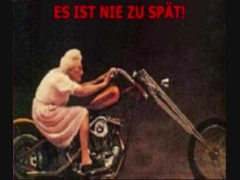 Meine Oma fährt im Hühnerstall Motorrad