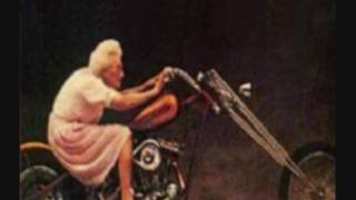 Meine Oma fährt im Hühnerstall Motorrad