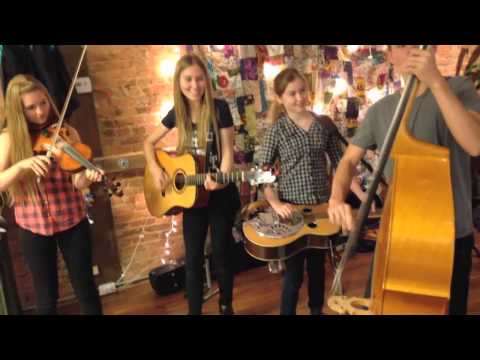 Paige Anderson & The Fearless Kin "Back Up and Push" 2015-05-02 Grass Valley,  CA. INCREDO BASS RUN