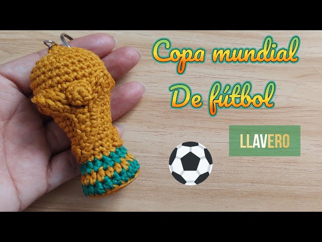 Vídeo relacionado con Llavero de fútbol de la Copa del Mundo con dije de trofeo, llavero de fútbol 3D, recuerdos de fiesta de fútbol, mochilas, llavero deportivo, regalo para niños y hombres amantes del fútbol