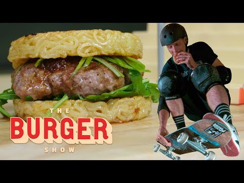 トニー・ホークがスケートをして有名なバーガーを食べる｜ザ・バーガーショー (Tony Hawk Skates and Eats Iconic Burgers | The Burger Show)