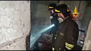 montoro-scoppia-un-incendio-in-una-scuola-in-disuso-pompieri-in-azione