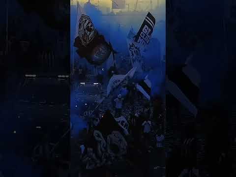 "RECIBIMIENTO DE LA ADICCION RAYADA CON TRAPOS Y BANDERAS #futbol #ligamx" Barra: La Adicción &bull; Club: Monterrey