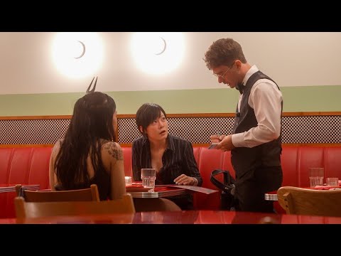 Un camarero extranjero sorprende a los clientes con su perfecto mandarín