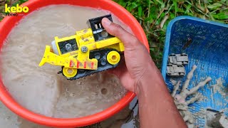 Playing and cleaning muddy Tayo bus, Thomas train and muddy Tayo bus