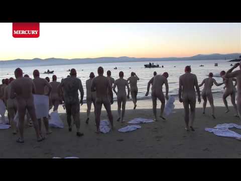 在黎明的 "裂縫 "中游泳。黑暗Mofo的一年一度的夏至裸泳。 (Swimming at the 'cracks' of dawn. Dark Mofo's annual nude solstice swim)