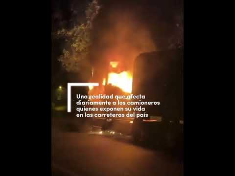 #noticiadeldía Grupos armados quemaron camión en vía de Antioquia. El afectado narró lo ocurrido