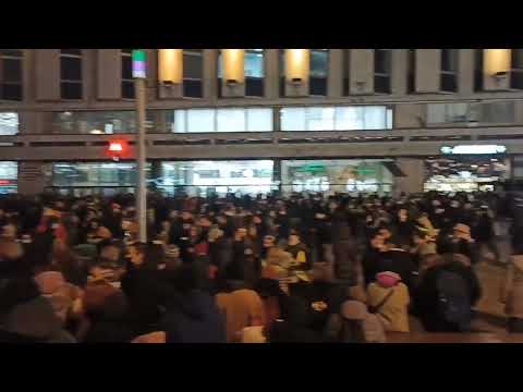 #Ukraine 🇺🇦 antiwar protesters fill the streets in #Moscow tonight, showing many people in #Russia