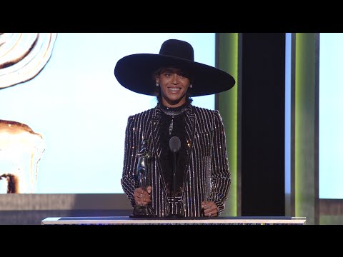 2016 CFDA Fashion Awards: Beyoncé Receives Fashion Icon Award