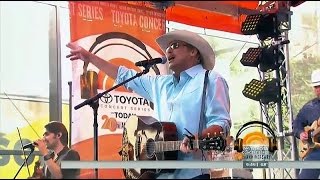 Alan Jackson &quot;It&#39;s 5 O&#39;Clock Somewhere&quot; LIVE