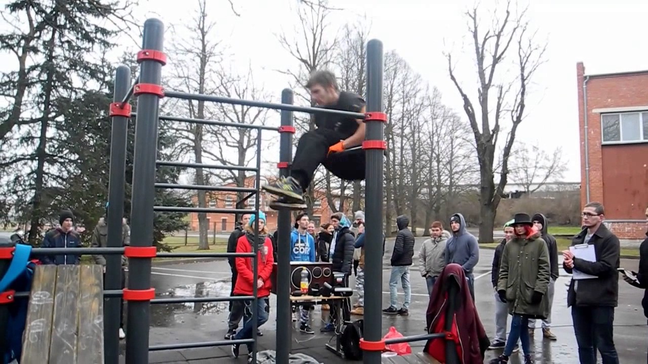 Tukumā aizvadītas ziemas sacensības ielu vingrošanā /VIDEO/