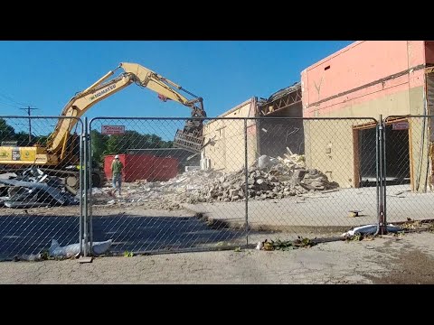 Crews tearing down former Vintage restaurant for...