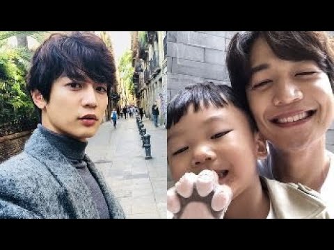 SHINee`s Key Walked in without Knowing the Fans Waiting were For Him and Here`s How He Checked