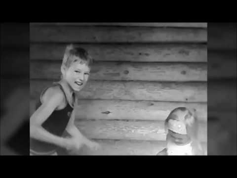 А по тёмным улицам гуляет дождь.