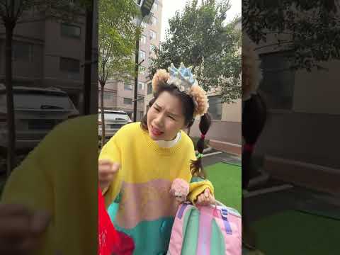 虎妞被瓜子壳卡住，还好米莉亚及时赶到 #儿童 #搞笑#亲子#宝贝年味企划